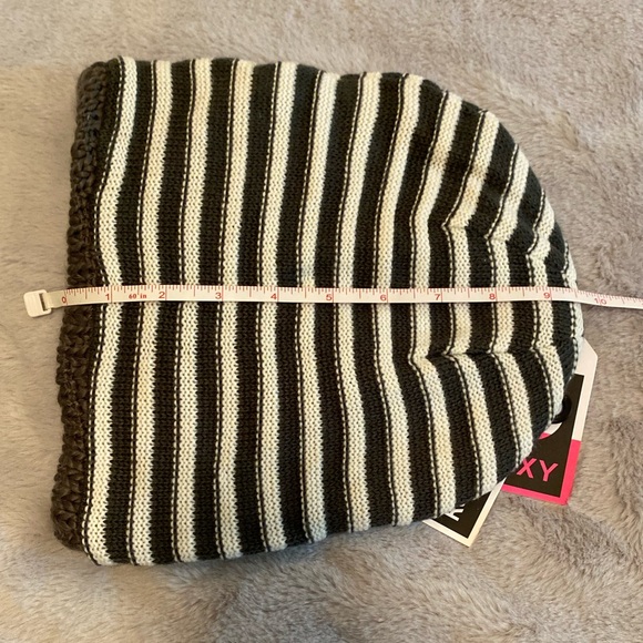 Roxy Rally Time reversible striped beanie, charcoal and white stripe, NWT - Picture 11 of 12
